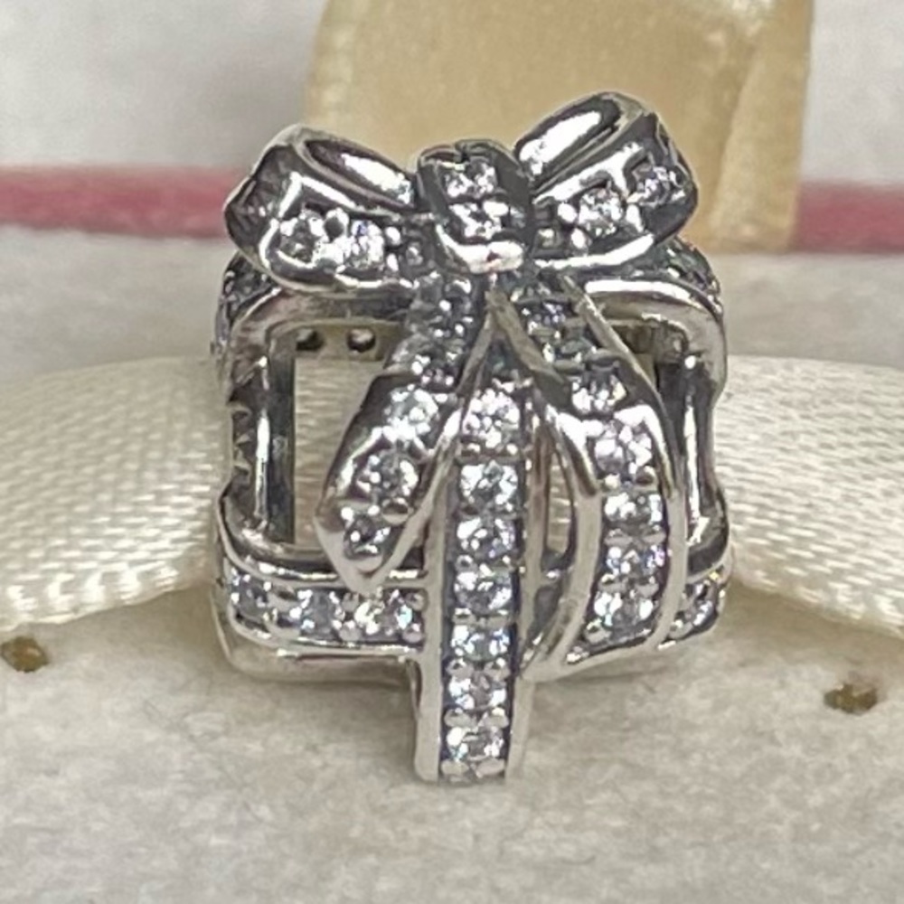 Authentic Pandora All Wrapped Up Present 791766CZ Gift Charm - Picture 3 of 5
